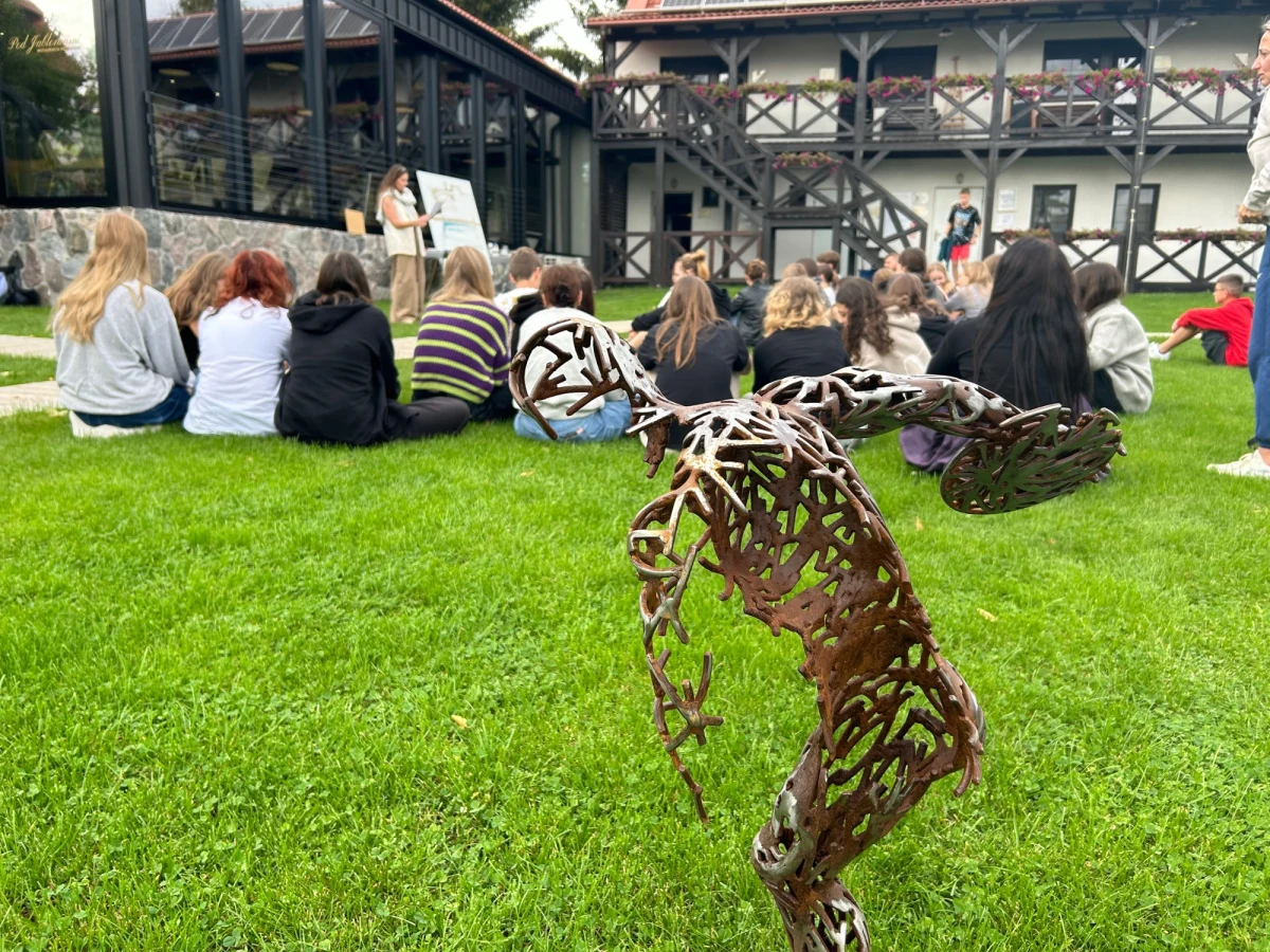 28 uczniów z Liceum Ogólnokształcącego im. Andrzeja Zawady w Lądku-Zdroju właśnie rozpoczyna zieloną szkołę w Mikołajkach w woj. warmińsko-mazurskim. Młodzież spędzi tam tydzień, a z pierwszych relacji uczniów wynika, że spokojna tafla mazurskich jezior to miła odskocznia od katastrofalnych widoków wzburzonej fali w Kotlinie Kłodzkiej. Radio RMF FM pomaga w akcji i zapewnia m.in. atrakcje w żółto-niebieskiej Wiosce Żeglarskiej RMF FM. 