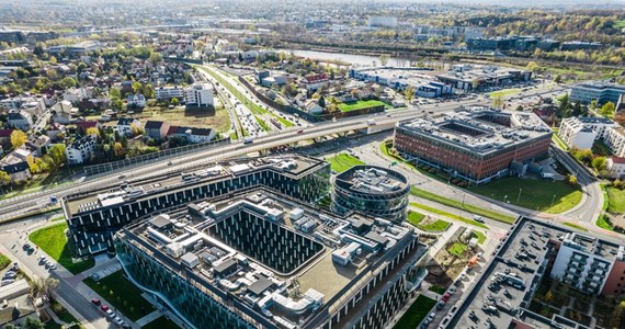 Krakowskie Zabłocie znalazło się wśród "najfajniejszych" dzielnic na świecie - wynika z rankingu portalu Time Out. Ten niegdyś całkowicie industrialny obszar, dziś jest siedzibą placówek kulturalnych, a także wielu lokali gastronomicznych. Zajął w zestawieniu 11. miejsce. Na szczycie znalazła się tętniąca życiem dzielnica Notre-Dame du Mont w Marsylii.