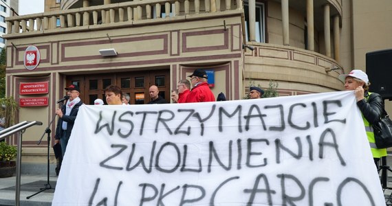 Protest związkowców PKP Cargo i Poczty Polskiej. Pracownicy domagają się zaprzestania wprowadzania zmian w firmach. Nie zgadzają się też na zwolnienia. Zwracają uwagę, że pracę tracą  również pracownicy podlegający ochronie.