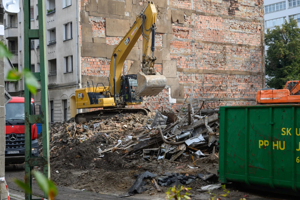 Na miejscu spalonej kamienicy przy ul. Kraszewskiego 12 w Poznaniu przeprowadzono w czwartek eksperyment procesowy. Wzięli w nim udział strażacy, którzy tragicznej nocy z 24 na 25 sierpnia byli na miejscu zdarzenia.