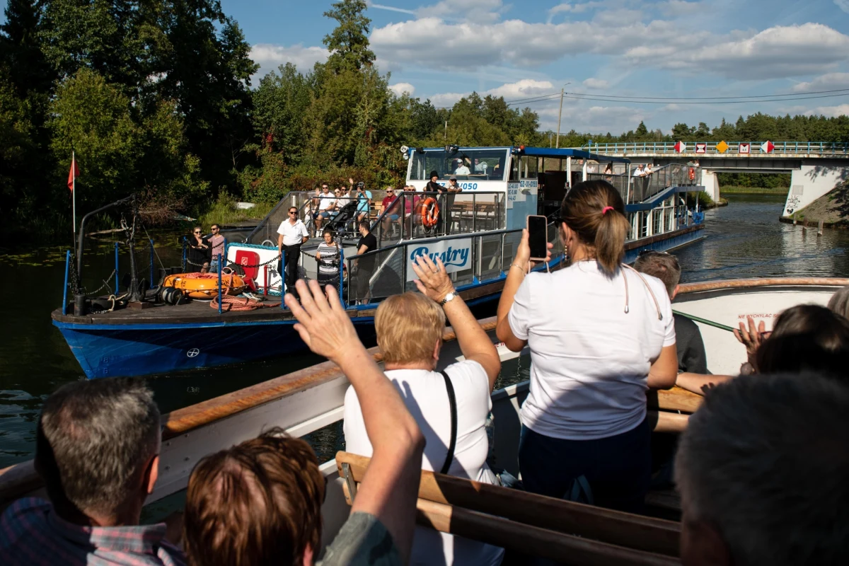 Statki Żeglugi Augustowskiej przewiozły w tym sezonie 100 tys. pasażerów. Jednostki ciągle pływają, więc wynik ten na pewno poprawimy - mówił PAP wiceprezes ŻA Sławomir Aleksandrowicz. Mimo mniejszej liczby turystów w regionie, to dobry sezon dla żeglugi - ocenił.