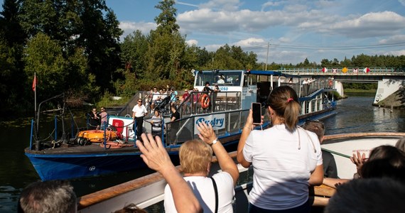 Statki Żeglugi Augustowskiej przewiozły w tym sezonie 100 tys. pasażerów. Jednostki ciągle pływają, więc wynik ten na pewno poprawimy - mówił PAP wiceprezes ŻA Sławomir Aleksandrowicz. Mimo mniejszej liczby turystów w regionie, to dobry sezon dla żeglugi - ocenił.