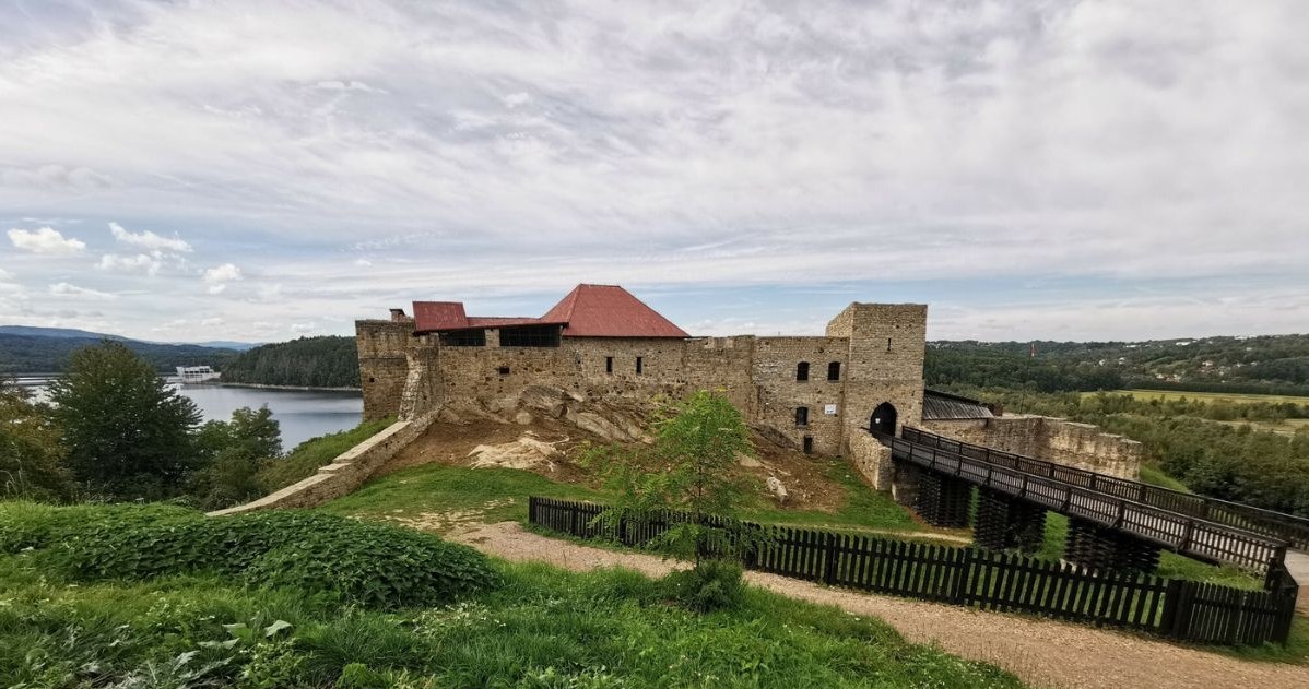 Zamek, tężnia, zapora i wodny plac zabaw. A to wszystko chwilę od Krakowa