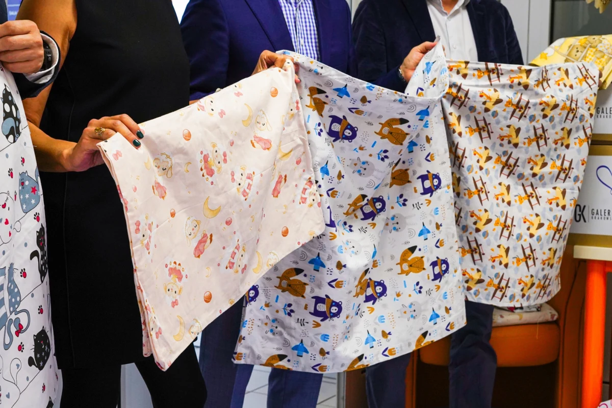 765 kolorowych poszewek na poduszki trafiło do trzech krakowskich szpitali: im. Gabriela Narutowicza w Krakowie, im. Stefana Żeromskiego i Szpitala Dziecięcego św. Ludwika w Krakowie. Mają umilić mały pacjentom pobyt w lecznicach. To finał największej z dotychczasowych akcji "Uszyj Jasia". 