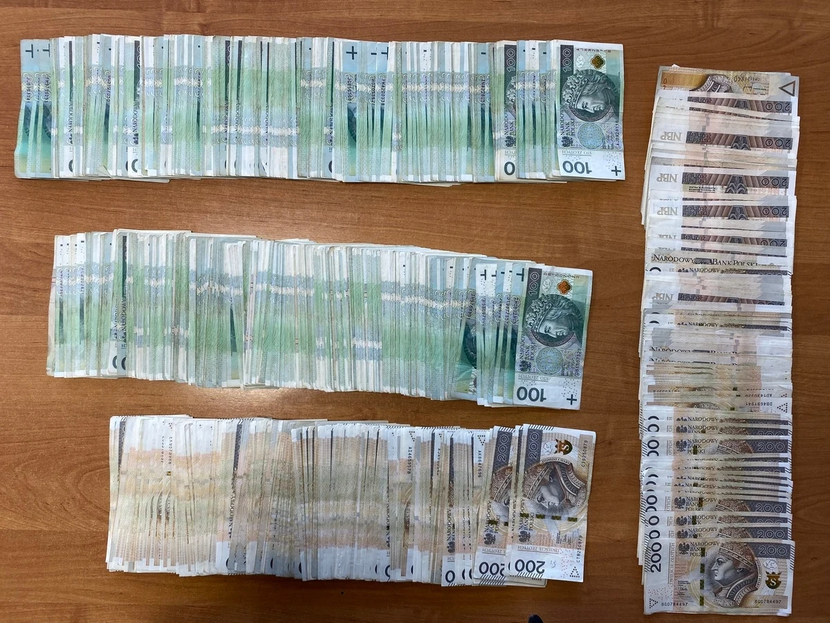 15-letni chłopiec ukradł 250 tys. zł mieszkańcowi wielkopolskiej gminy Lubasz - informuje policja. Funkcjonariusze zatrzymali nastolatka, a jego sprawą zajmie się sąd rodzinny.