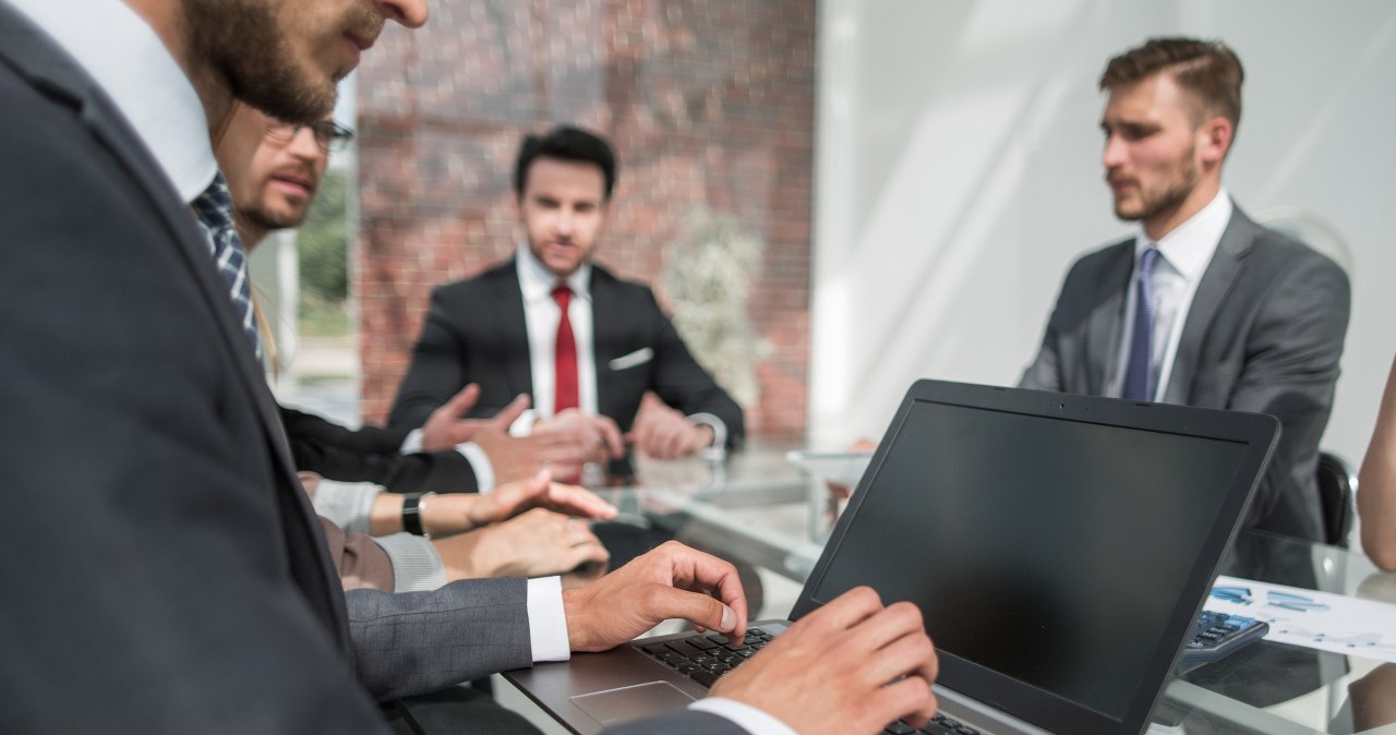 Liczba urzędników w Polsce rośnie, ich wypłata też. Tyle przeciętnie zarabiają