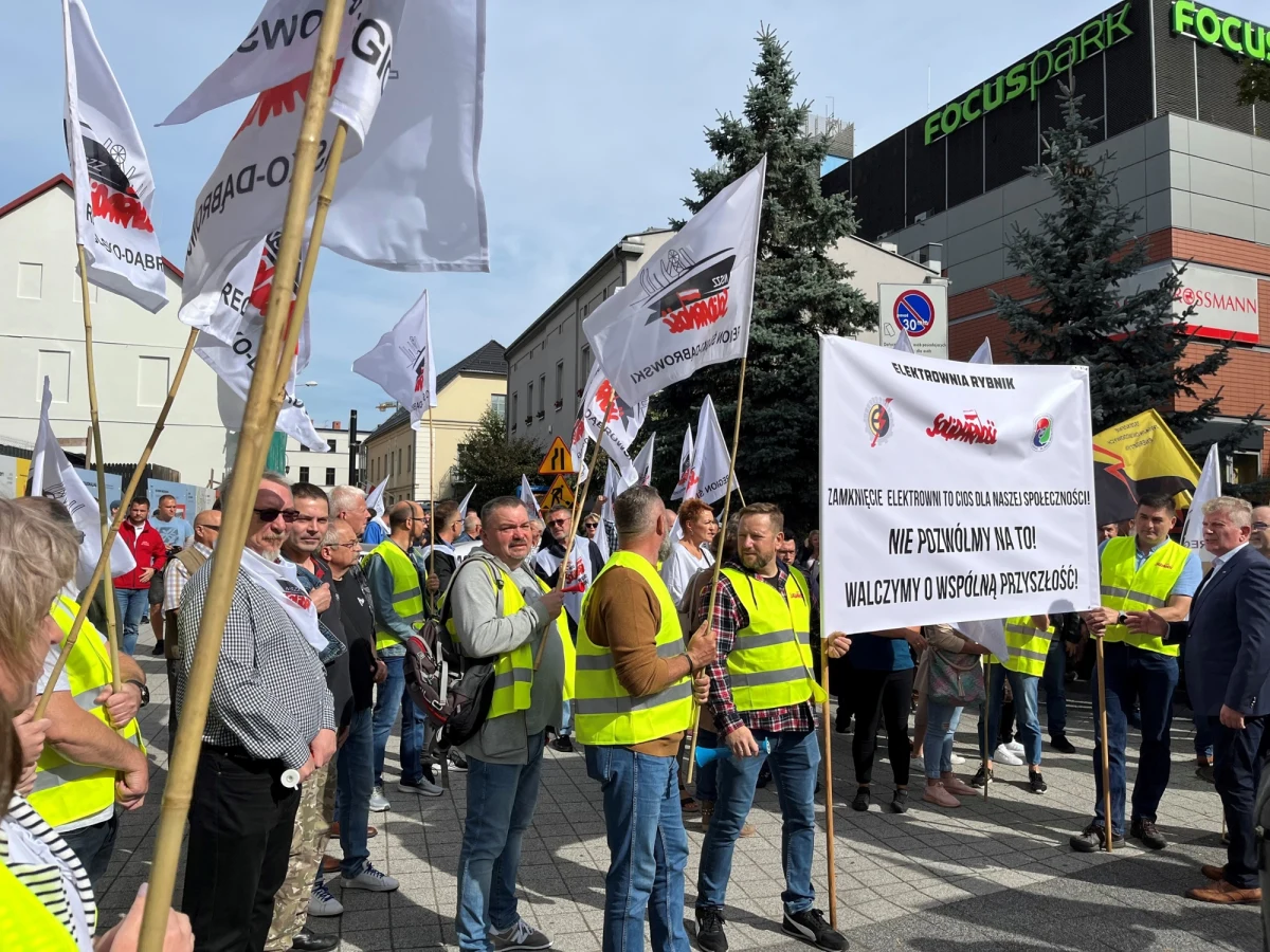 Protest przeciwko planom wcześniejszego zamknięcia Elektrowni Rybnik zatrudniającej pół tysiąca osób. Zgodnie z umową społeczną zakład miał działać do końca 2030 roku. Spółka PGE Górnictwo i Energetyka Konwencjonalna chce jednak zakończyć wytwarzanie w Rybniku energii do końca przyszłego roku, a ciepła do sierpnia 2026 roku. Zgłosiła już ten zamiar w Urzędzie Regulacji Energetyki.