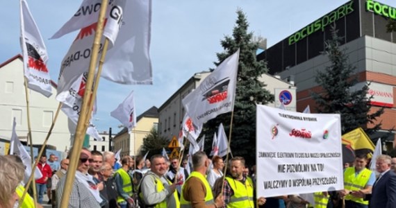 Protest przeciwko planom wcześniejszego zamknięcia Elektrowni Rybnik zatrudniającej pół tysiąca osób. Zgodnie z umową społeczną zakład miał działać do końca 2030 roku. Spółka PGE Górnictwo i Energetyka Konwencjonalna chce jednak zakończyć wytwarzanie w Rybniku energii do końca przyszłego roku, a ciepła do sierpnia 2026 roku. Zgłosiła już ten zamiar w Urzędzie Regulacji Energetyki.