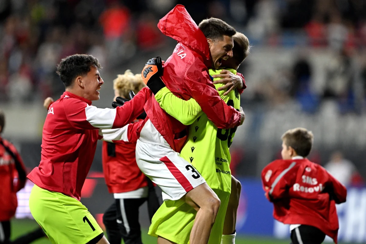 Lider ekstraklasy Lech Poznań jest kolejnym zespołem z tego szczebla, który odpadł w 1. rundzie piłkarskiego Pucharu Polski. W czwartek "Kolejorz" sensacyjnie przegrał w Rzeszowie z występującą dwie klasy niżej Resovią 0:1. W poprzednich dniach wyeliminowany został m.in. Raków Częstochowa.