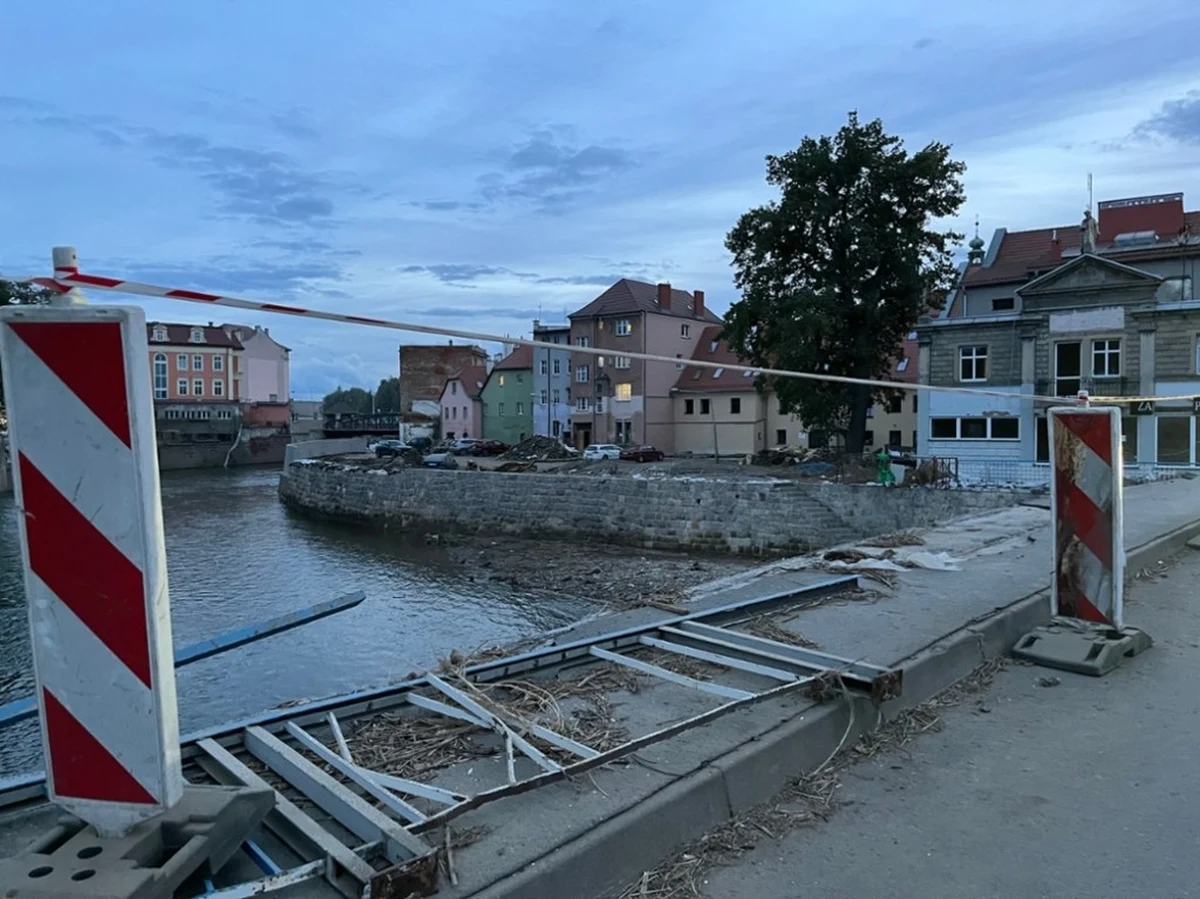 Na terenie powiatu kłodzkiego oraz na terenie powiatu nyskiego podczas sprzątania okolicy po powodzi ujawniono dwa ciała - przekazała w czwartek wieczorem policja w serwisie X. Okoliczności śmierci wskazują, że może to być 8. i 9. ofiara powodzi.