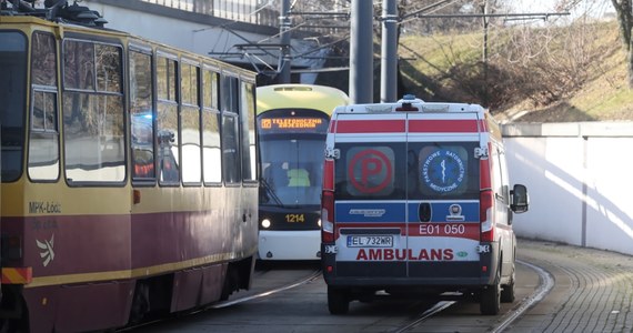 Czteroletnie dziecko trafiło do szpitala w wyniku zderzenia tramwaju i ciężarówką w Łodzi. Do wypadku doszło na al. Włókniarzy za ul. Powstańców Wielkopolskich. 