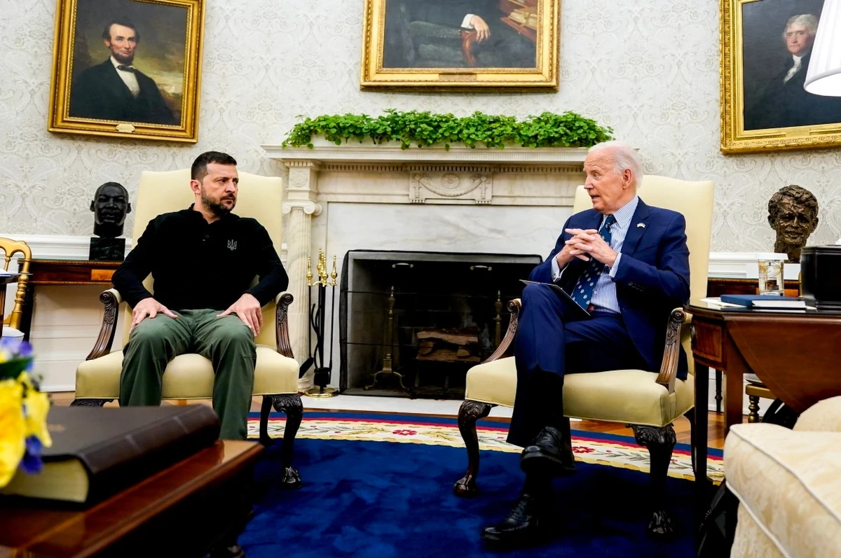 "Musimy wzmocnić pozycję Ukrainy na polu bitwy, dlatego dziś z dumą ogłaszam nowy pakiet pomocy o wartości 2,4 miliarda dolarów" - powiedział prezydent USA Joe Biden, rozpoczynając spotkanie z Wołodymyrem Zełenskim w Białym Domu.