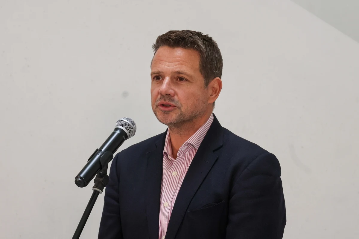 Jeśli koalicja rządząca zdecyduje się, by wystawić wspólnego kandydata w wyborach prezydenckich, powinien być to Rafał Trzaskowski – uważa 55 proc. badanych w sondażu IBRiS dla "Rzeczpospolitej". Prezydent Warszawy ma znaczącą przewagę nad innymi politykami ujętymi w badaniu. 