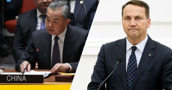 Szef MSZ Radosław Sikorski spotkał się w czwartek w Nowym Jorku ze swoim chińskim odpowiednikiem Wangiem Yi. Szefowie dyplomacji rozmawiali między innymi o scenariuszach zakończenia wojny w Ukrainie. Wang przyjął też zaproszenie Sikorskiego do złożenia wizyty w Polsce jeszcze w tym roku.