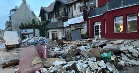 Na piątek zaplanowano sekcje zwłok dwóch osób odnalezionych w czwartek na terenach popowodziowych. Jedną z nich odkryto w powiecie kłodzkim na Dolnym Śląsku, a drugą w powiecie nyskim na Opolszczyźnie. Okoliczności wskazują, że mogą to być 8. i 9. ofiara żywiołu, który zdewastował obszary w południowo-zachodniej Polsce.