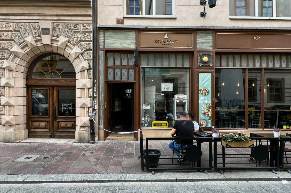 Jest zarzut usiłowania zabójstwa z rozbojem i niebezpiecznym narzędziem dla sprawcy napadu na kantor w Krakowie. W piątek sąd podjął decyzję o aresztowaniu mężczyzny na trzy miesiące. Do zdarzenia doszło we wtorek ok. godz. 12:30 na ul. Szczepańskiej w centrum miasta.