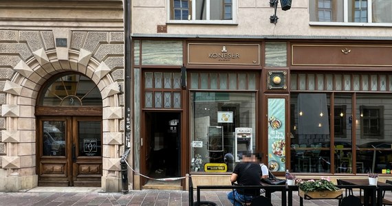 Jest zarzut usiłowania zabójstwa z rozbojem i niebezpiecznym narzędziem dla sprawcy napadu na kantor w Krakowie. Do zdarzenia doszło we wtorek ok. godz. 12:30 na ul. Szczepańskiej w centrum miasta. W piątek sąd podjął decyzję o aresztowaniu napastnika na trzy miesiące. 