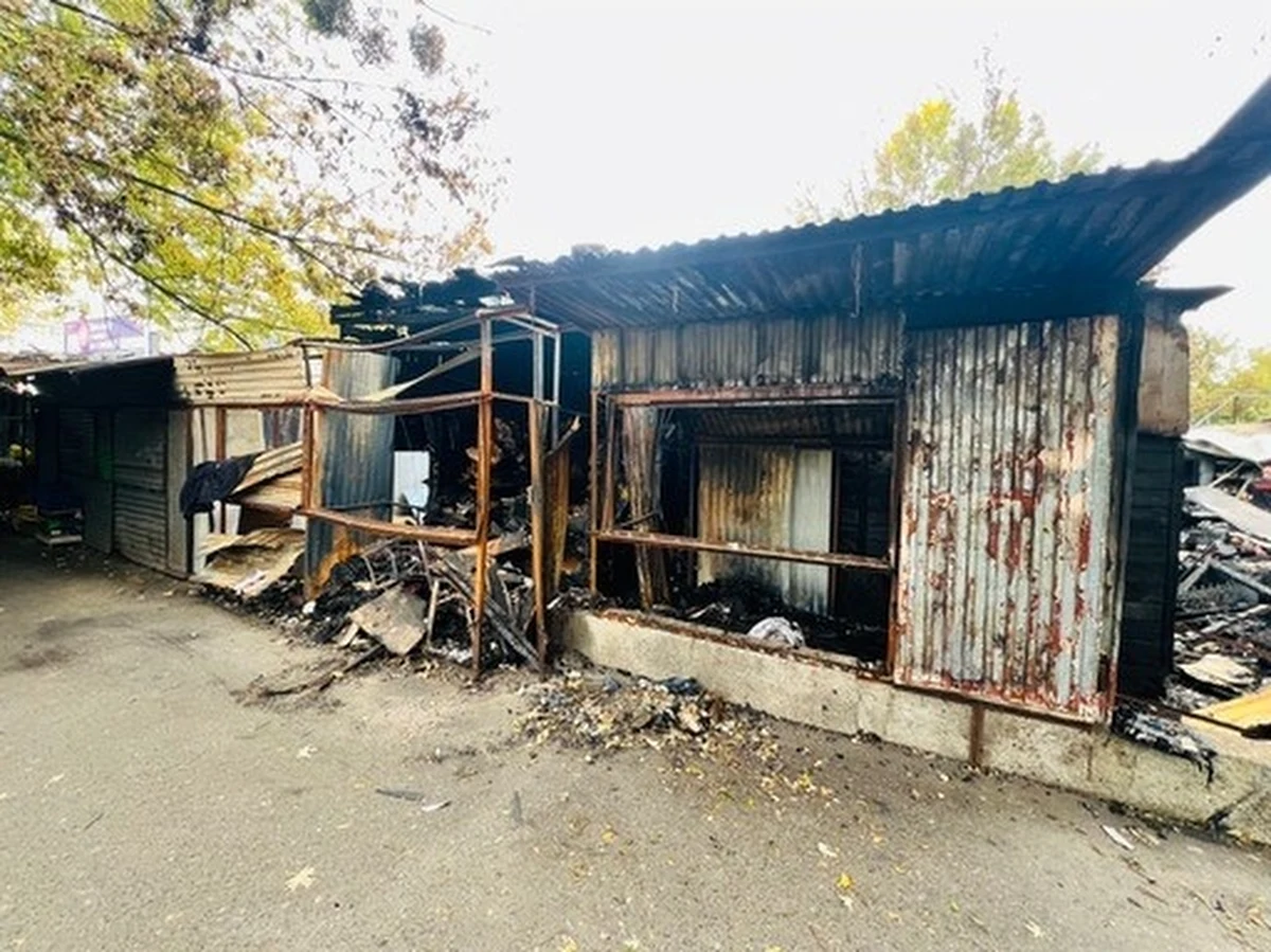 Policja cały czas prowadzi śledztwo w sprawie pożaru pawilonów na jednym z warszawskich bazarków. Przy ul. Gotarda, gdzie na co dzień zakupy robią mieszkańcy Służewca, trwa wielkie sprzątanie.