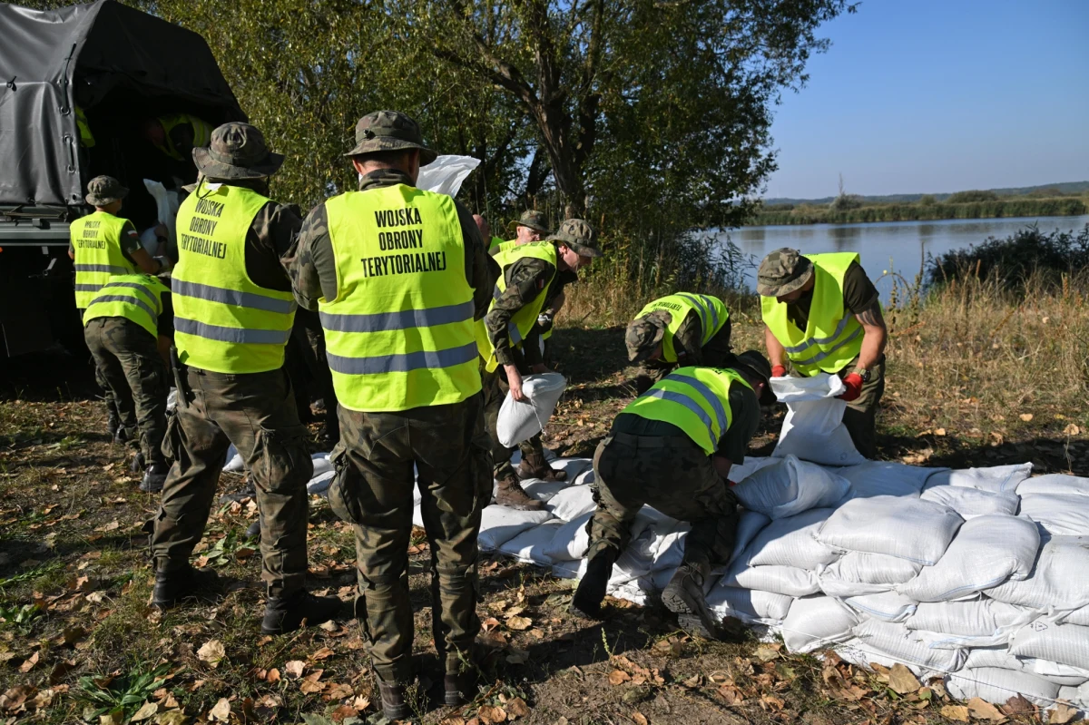 Znacznie wzrosną pieniężne dodatki dla żołnierzy biorących udział w usuwaniu skutków klęsk żywiołowych. Resort obrony opublikował projekt rozporządzenia w tej sprawie. Co ważne, nowe przepisy mają objąć już tych mundurowych, którzy pracowali na terenach dotkniętych powodzią na południowym zachodzie Polski. 