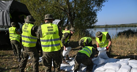 Znacznie wzrosną pieniężne dodatki dla żołnierzy biorących udział w usuwaniu skutków klęsk żywiołowych. Resort obrony opublikował projekt rozporządzenia w tej sprawie. Co ważne, nowe przepisy mają objąć już tych mundurowych, którzy pracowali na terenach dotkniętych powodzią na południowym zachodzie Polski. 