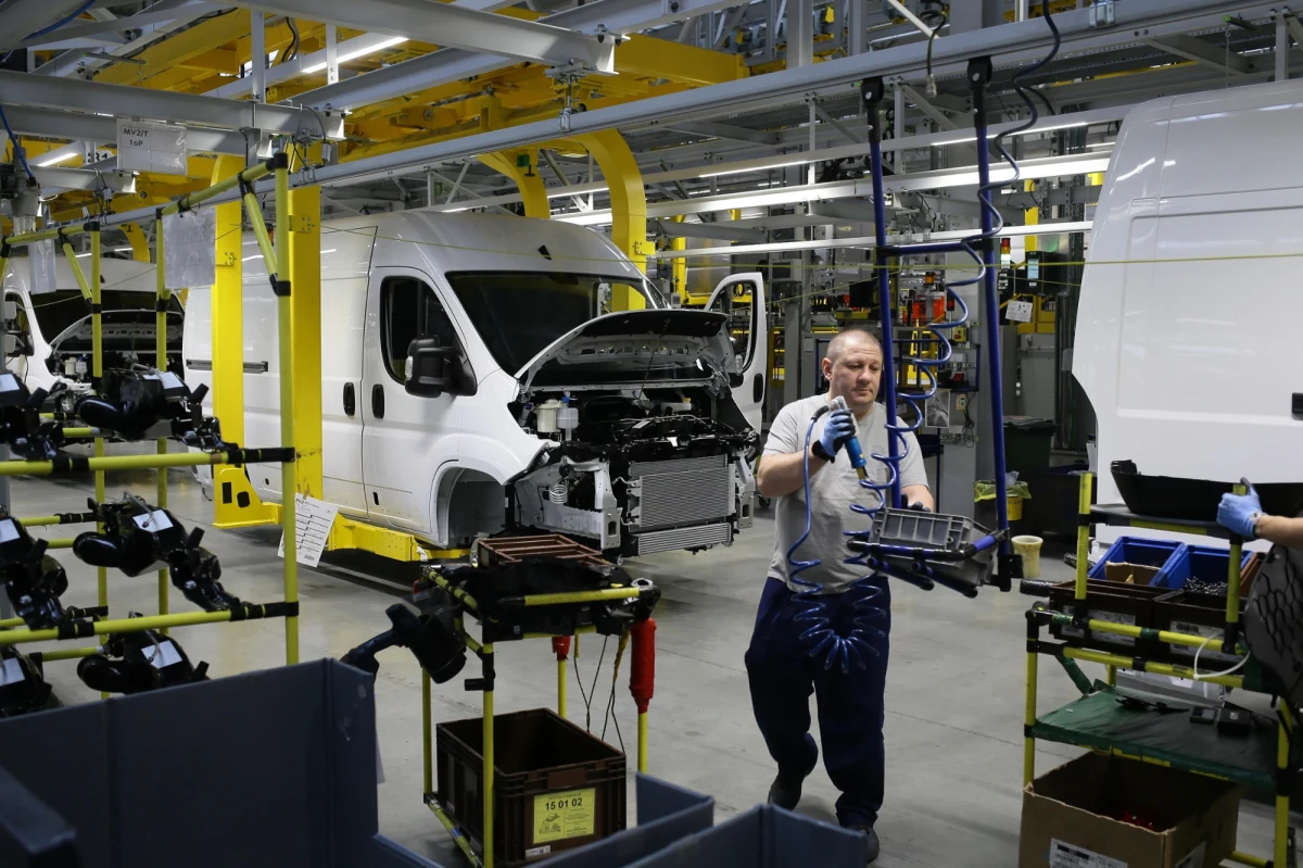 Złe informacje dla pracowników fabryki samochodów Stellantis w Gliwicach. Około pół tysiąca osób ma stracić pracę, bo zakład ogranicza produkcję.