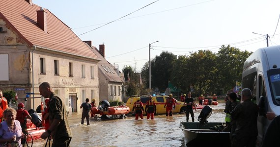 Funkcjonariusze krakowskiego zarządu Centralnego Biura Zwalczania Cyberprzestępczości zatrzymali trzy osoby, które oferowały powodzianom darmowy sprzęt w zamian za uiszczenie opłaty kurierskiej. Do wysyłki urządzeń nigdy jednak nie dochodziło.