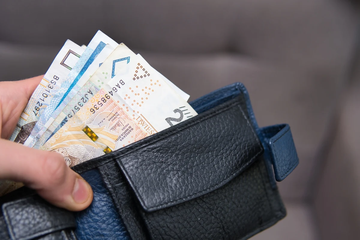 O nowelizacji ustawy o rencie socjalnej zdecydował w piątek Sejm. Uchwalona regulacja zakłada, że osoby uprawnione do renty socjalnej, całkowicie niezdolne do pracy i samodzielnej egzystencji, otrzymają 2520 zł dodatku dopełniającego.