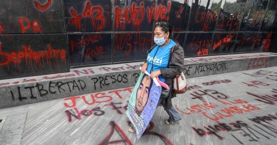 Podobno ich zamordowano, zwłoki zostały spalone na wysypisku śmieci, a prochy wyrzucone do rzeki San Juan w Meksyku. Mowa o 43 studentach, którzy dokładnie 10 lat temu zaginęli w mieście Iguala. Do dziś nie wiadomo, co się z nimi stało. Choć aresztowano już 120 osób zamieszanych w sprawę, to nadal nikt nie wie, kto jest winny. 