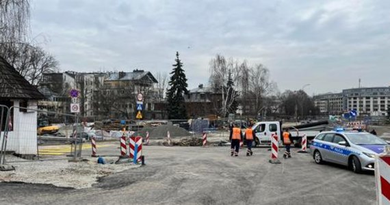 Drogowcy będą w weekend asfaltować jezdnię na skrzyżowaniu ulic Kościuszki i Królowej Jadwigi w Krakowie, tuż przy modernizowanej pętli tramwajowej Salwator. Skrzyżowanie od g. 6 rano w sobotę będzie zamknięte.       