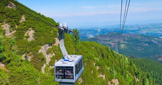 Wiatr halny wieje w Tatrach. Jego podmuchy są tak silne, że łamie drzewa - ostrzega Tatrzański Park Narodowy, który wstrzymał sprzedaż biletów i odradza wyjścia na szlaki. 