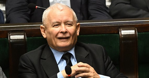 "Ja z panem prezydentem nie rozmawiałem już 4,5 roku albo nawet dłużej" – przyznał w Sejmie Jarosław Kaczyński, pytany o ewentualne konsultacje z Andrzejem Dudą ws. kandydata Prawa i Sprawiedliwości na prezydenta. "W tym największy jest ambaras, żeby dwoje chciało naraz. W tym wypadku - dwóch" – dodał sentencjonalnie. 