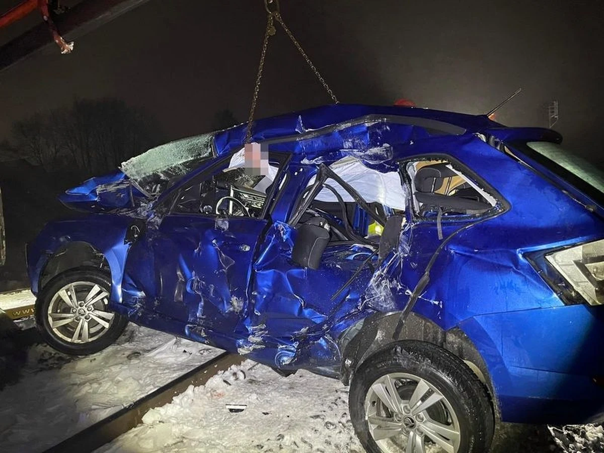 Do Sądu Okręgowego w Gdańsku trafił akt oskarżenia przeciwko 34-letniemu Tomaszowi K., który zdaniem prokuratury upozorował wypadek drogowy, by ukryć, że zamordował żonę. Na przejeździe kolejowym w Mezowie w gminie Kartuzy na Kaszubach zostawił auto, w które uderzył pociąg. Mężczyźnie grozi dożywocie.