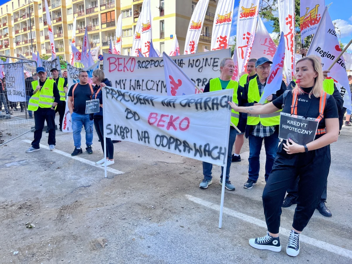 Kilkaset osób protestuje przed ambasadą Turcji w Warszawie przeciwko masowym zwolnieniom w dwóch polskich fabrykach firmy Beko. To już kolejny strajk zatrudnionych w tej firmie. Wcześniej z transparentami: "miały być miód i mleko, zostało grupowe zwolnienie z Beko", "chcemy uczciwie pracować, a nie na bruku wylądować" demonstrowali w Łodzi.