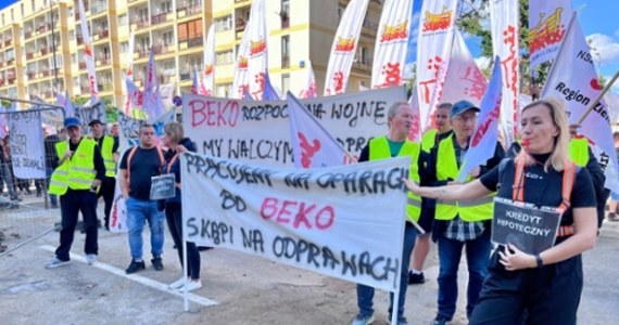 Kilkaset osób protestuje przed ambasadą Turcji w Warszawie przeciwko masowym zwolnieniom w dwóch polskich fabrykach firmy Beko. To już kolejny strajk zatrudnionych w tej firmie. Wcześniej z transparentami: "miały być miód i mleko, zostało grupowe zwolnienie z Beko", "chcemy uczciwie pracować, a nie na bruku wylądować" demonstrowali w Łodzi.