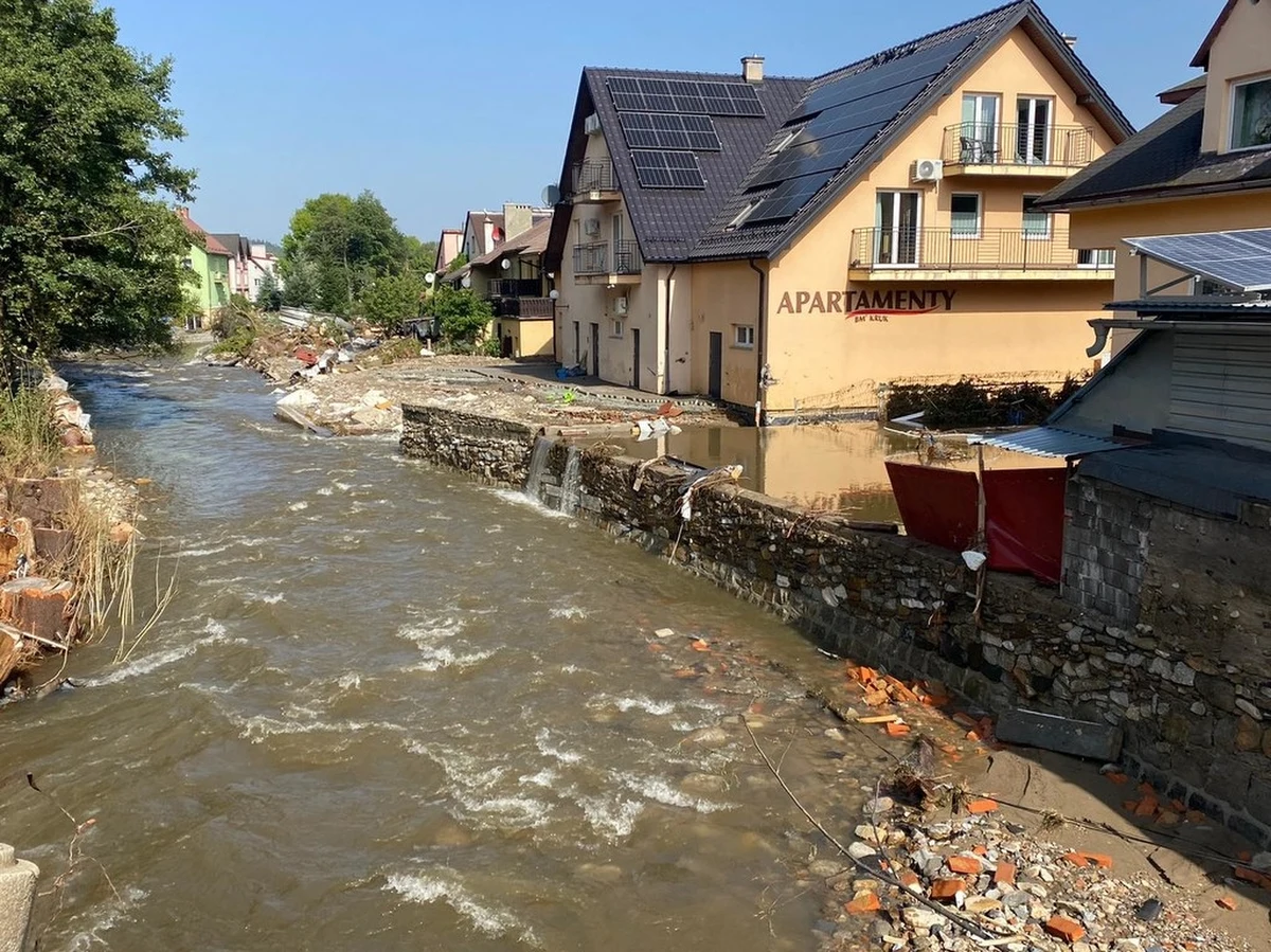 Prokuratura Okręgowa w Świdnicy (woj. dolnośląskie) wszczęła śledztwo ws. przerwania zapory ziemnej suchego zbiornika w Stroniu Śląskim na potoku Morawka. Doszło do tego 15 września, a konsekwencją było spustoszenie przez wodę Stronia Śląskiego i innych miejscowości.