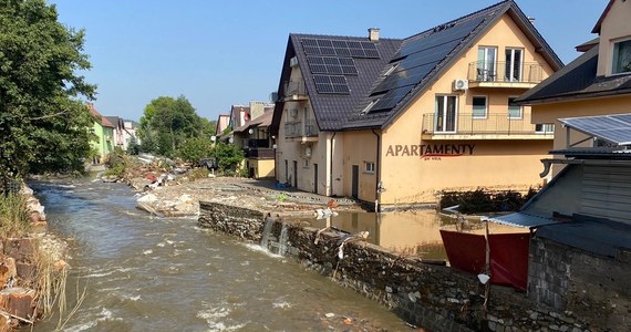 Prokuratura Okręgowa w Świdnicy (woj. dolnośląskie) wszczęła śledztwo ws. przerwania zapory ziemnej suchego zbiornika w Stroniu Śląskim na potoku Morawka. Doszło do tego 15 września, a konsekwencją było spustoszenie przez wodę Stronia Śląskiego i innych miejscowości.