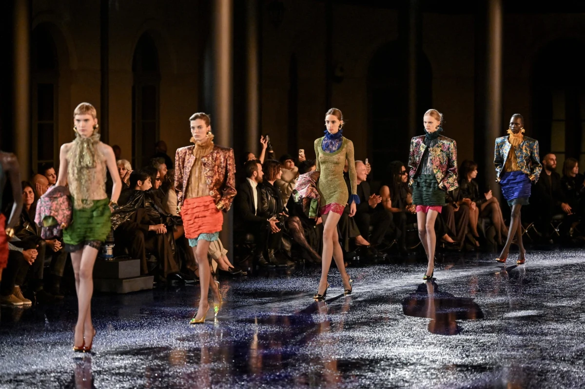 Asymetryczne dekolty, szerokie płaszcze, kurtki, żakiety i spodnie. Jeśli chodzi o kolory, to czarny i pastele. To niektóre z najnowszych trendów światowej mody dla pań, zaprezentowane na trwających właśnie w Paryżu pokazach kolekcji na najbliższą wiosnę i lato.