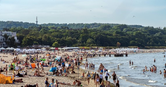 ​Mieszkańcy Sopotu skarżą się, że popularny nad morzem najem mieszkań i apartamentów staje się coraz bardziej uciążliwy. "Rozważany jest postulat, by konieczna była zgoda wspólnoty czy spółdzielni na prowadzenie najmu krótkoterminowego" - mówi RMF FM Magdalena Czarzyńska-Jachim, prezydentka Sopotu. Projekt zmian ustawowych ma być gotowy i konsultowany jesienią.