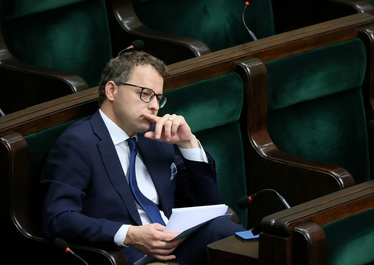 "Sąd utrzymał postanowienie o braku aresztu dla Marcina Romanowskiego" - poinformował w piątek mec. Bartosz Lewandowski. W poniedziałek obrońca posła zaapeluje o umorzenie postępowania. "Dzisiejsza decyzja sądu wskazująca, że podejrzany Marcin R. jednak jest chroniony immunitetem Zgromadzenia Parlamentarnego Rady Europy, w żaden sposób nie skutkuje tym, że śledztwo będzie umorzone, zakończone. Postępowanie toczy się dalej" - powiedział z kolei prokurator. 