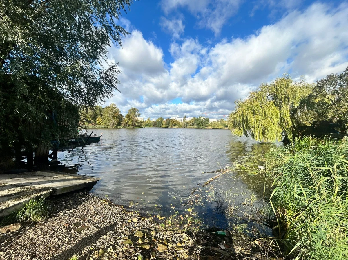 Mieszkańcy Wyspy Puckiej w Szczecinie jak mówią - śpią spokojnie. To właśnie ta położona na Odrze wyspa jest najbardziej narażona na nadciągającą z południa falę powodziową. Położonych poniżej poziomu morza terenów broni nowy wał przeciwpowodziowy. Mieszkańcy liczą więc, że skończy się nie na podtopieniach, a na lekkim błocie.