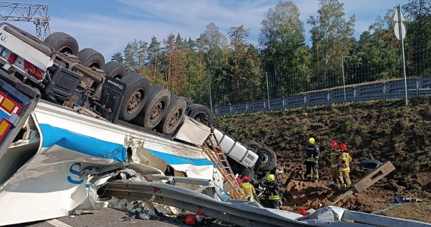 Wypadek na S7. Kierowca ciężarówki wjechał w samochód osobowy