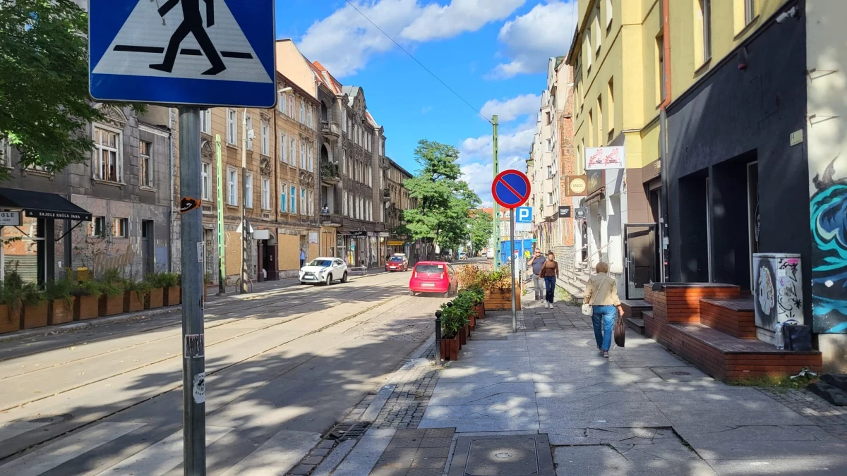 Ulica Kraszewskiego w Poznaniu została w całości odblokowana dla ruchu samochodowego i pieszego. To tam pod koniec sierpnia wybuchł tragiczny pożar, w którym zginęło dwóch strażaków. Teraz piesi i kierowcy mogą znów korzystać z całości ulicy. Na tranwaje Poznaniacy muszą jednak poczekać.