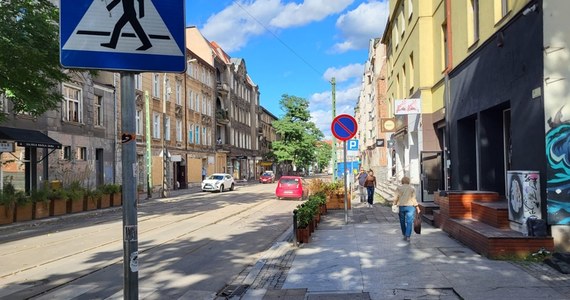 Ulica Kraszewskiego w Poznaniu została w całości odblokowana dla ruchu samochodowego i pieszego. To tam pod koniec sierpnia wybuchł tragiczny pożar, w którym zginęło dwóch strażaków. Teraz piesi i kierowcy mogą znów korzystać z całości ulicy. Na tranwaje Poznaniacy muszą jednak poczekać.