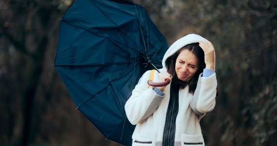 "Uwaga! W nocy i jutro (27/28.09) prognozowany silny wiatr. Zabezpiecz rzeczy, które porwane przez wiatr mogą stanowić zagrożenie. Możliwe przerwy w dostawie prądu" - poinformowało w piątek Rządowe Centrum Bezpieczeństwa. Ostrzeżenia dotyczą 5 powiatów w Pomorskiem i 7 w Zachodniopomorskiem.