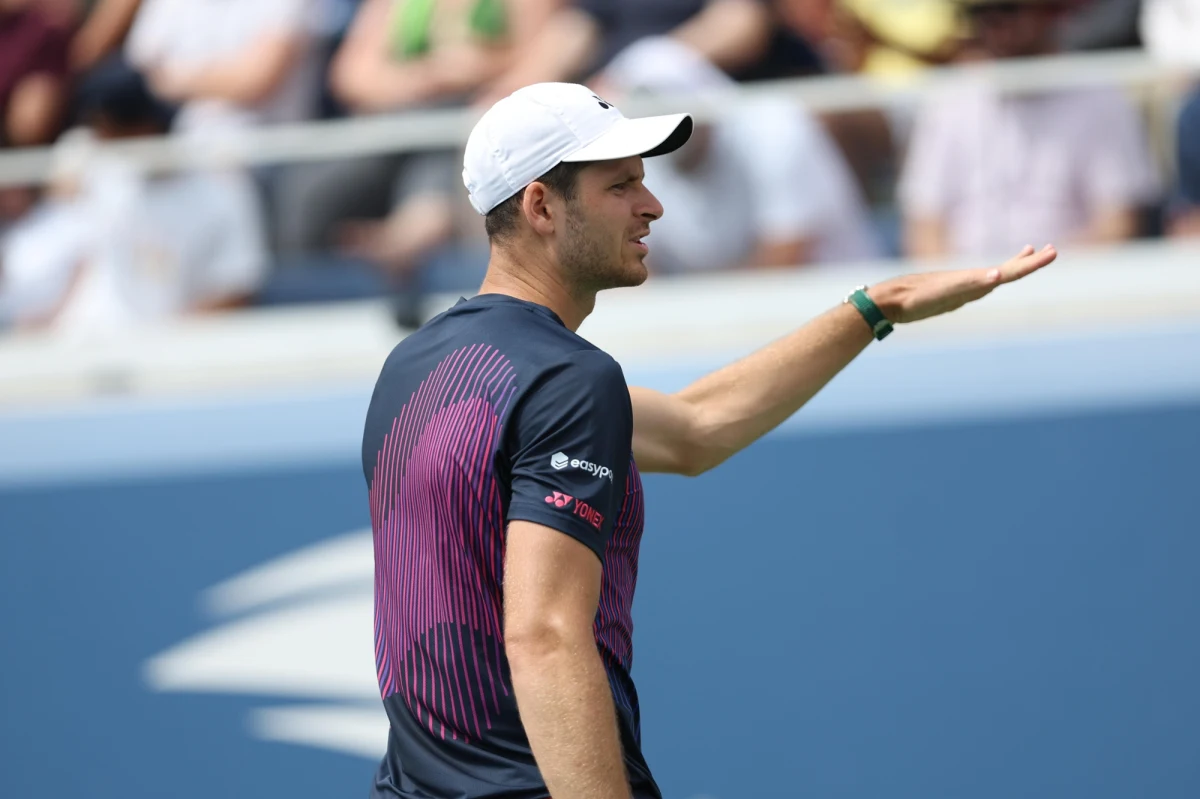 ​Hubert Hurkacz, ósmy w światowym rankingu tenisistów, nie wystąpi w rozpoczynającym się 2 października turnieju ATP Masters 1000 w Szanghaju. Wrocławianin wygrał ubiegłoroczną edycję, więc absencja w tym roku będzie oznaczać duży spadek na światowej liście.