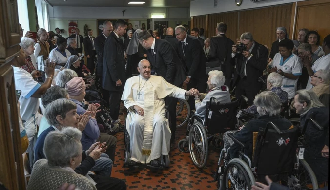 Papież zrezygnował z odpoczynku. Złożył niepodziewaną wizytę