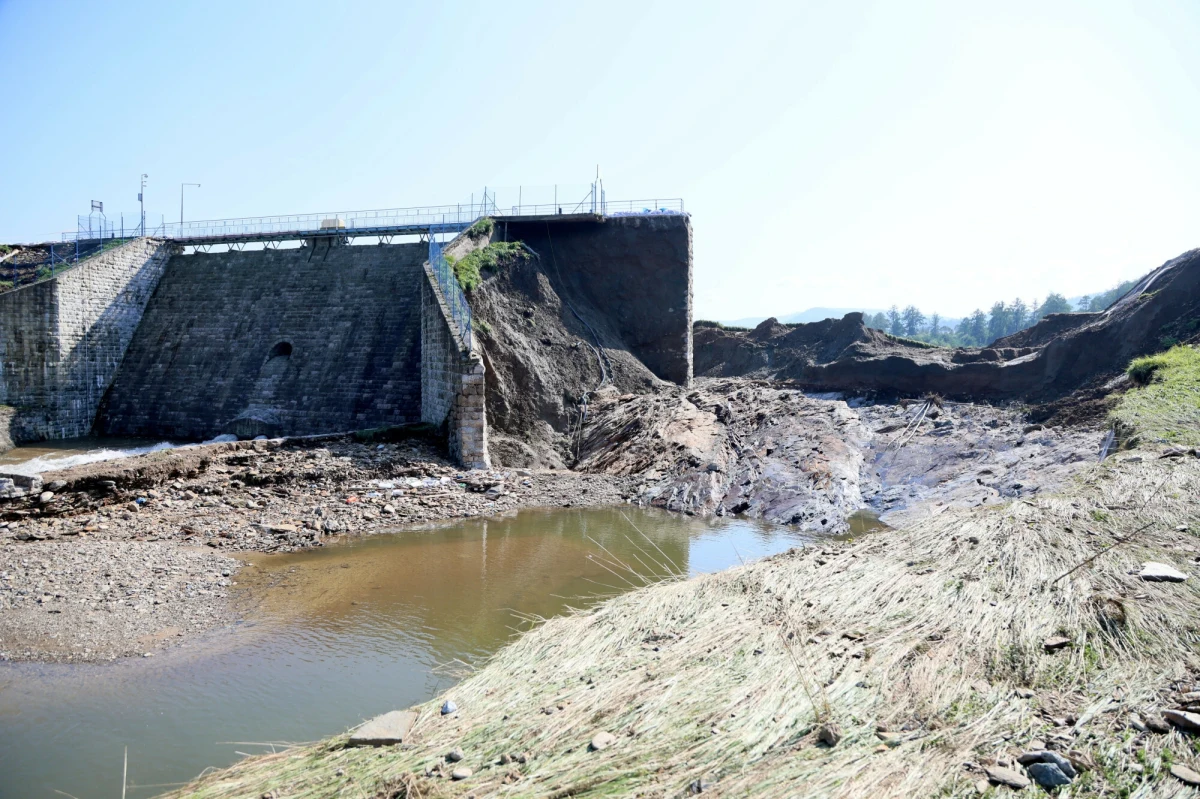"Zgadzam się w stu procentach z samorządowcami. Na komunikat o przerwanej tamie na pewno nie było za późno!" - komentuje stanowczo w rozmowie z naszym reporterem Mateuszem Chłystunem były komendant główny Państwowej Straży Pożarnej generał Ryszard Grosset. Chodzi o tłumaczenie Wód Polskich w sprawie braku komunikatu i potwierdzenia pęknięcia wału w Stroniu Śląskim, które doprowadziło w efekcie do wielkiej tragedii. Ta instytucja brak informacji o tak gigantycznej awarii usprawiedliwia niedziałającymi telefonami. 
