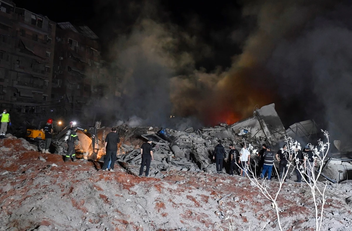 Izraelski nalot na stolicę Libanu to zbrodnia wojenna, za którą należy pociągnąć do odpowiedzialności Izrael i USA - oświadczyło w piątek irańskie MSZ. Ambasada Iranu w Libanie ogłosiła, że atak "zmienia reguły gry" i Izrael zostanie za niego "odpowiednio ukarany". Hezbollah ostrzelał rakietami północ Izraela.