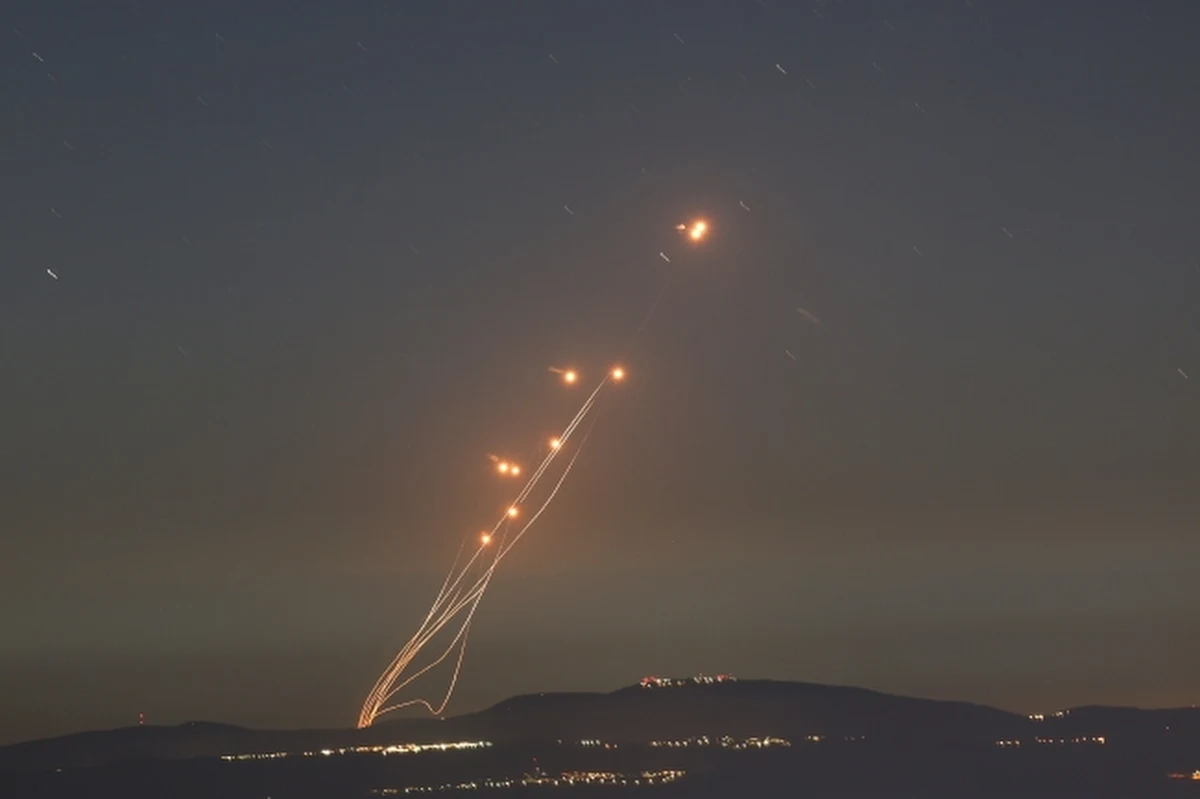 Izraelska armia poinformowała w nocy z piątku na sobotę, że prowadzi kolejne "precyzyjne ataki" na południowe przedmieścia libańskiej stolicy wymierzone w Hezbollah. Wojsko ostrzegło cywilów, by ewakuowali się z trzech rejonów Bejrutu. W piątek Izrael zaatakował też kwaterę główną Hezbollahu.