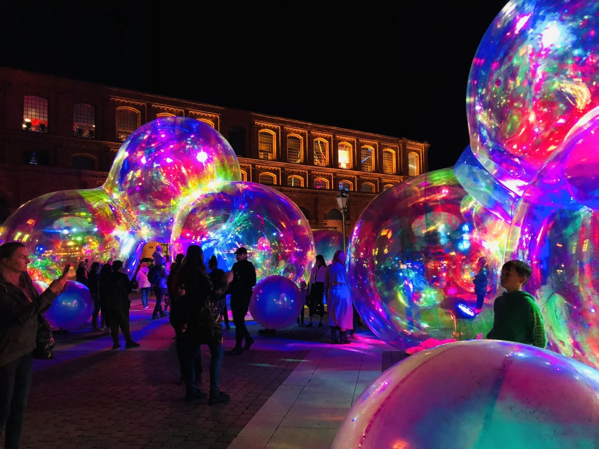 Gwiezdne wrota, gigantyczne bańki mydlane oraz migoczące wśród drzew srebrne, rybie łuski - tak w tym roku prezentuje się Light Move Festival w Łodzi. Cuda technologicznego i artystycznego kunsztu można oglądać jeszcze dziś do północy. 